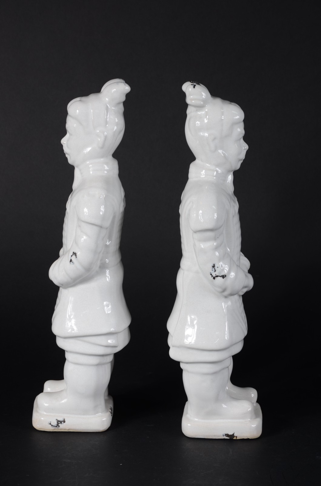 Par de estatuetas de cerâmica branca vitrificada representando... - foto 7 de 8