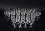 Serviço de copos de cristal, sendo: 10 para águ... - Serviço de copos de cristal, sendo: 10 para água, 6 flutes para champagne, 9 vinho tinto, 12 vinho branco. Total: 37 peças.