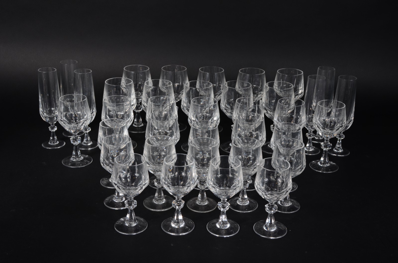 Serviço de copos de cristal, sendo: 10 para água, 6 flutes para... - foto 1 de 2