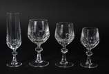Serviço de copos de cristal, sendo: 10 para águ... - Serviço de copos de cristal, sendo: 10 para água, 6 flutes para champagne, 9 vinho tinto, 12 vinho branco. Total: 37 peças.
