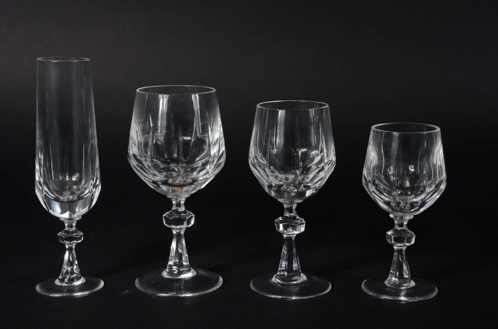 Serviço de copos de cristal, sendo: 10 para água, 6 flutes para... - foto 2 de 2