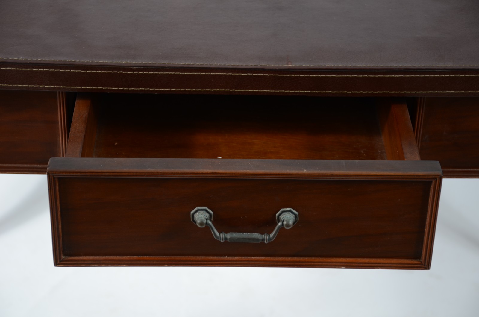 Mesa escrivaninha de madeira nobre, tampo retangular coberto por... - foto 3 de 7