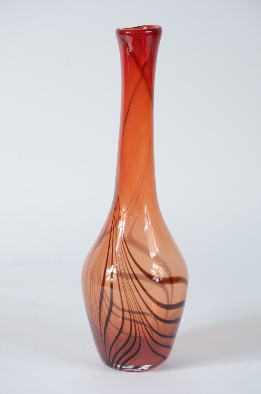 Vaso de vidro decorativo cor ambar degradé com "serpentinas" escuras. - foto 1 de 4