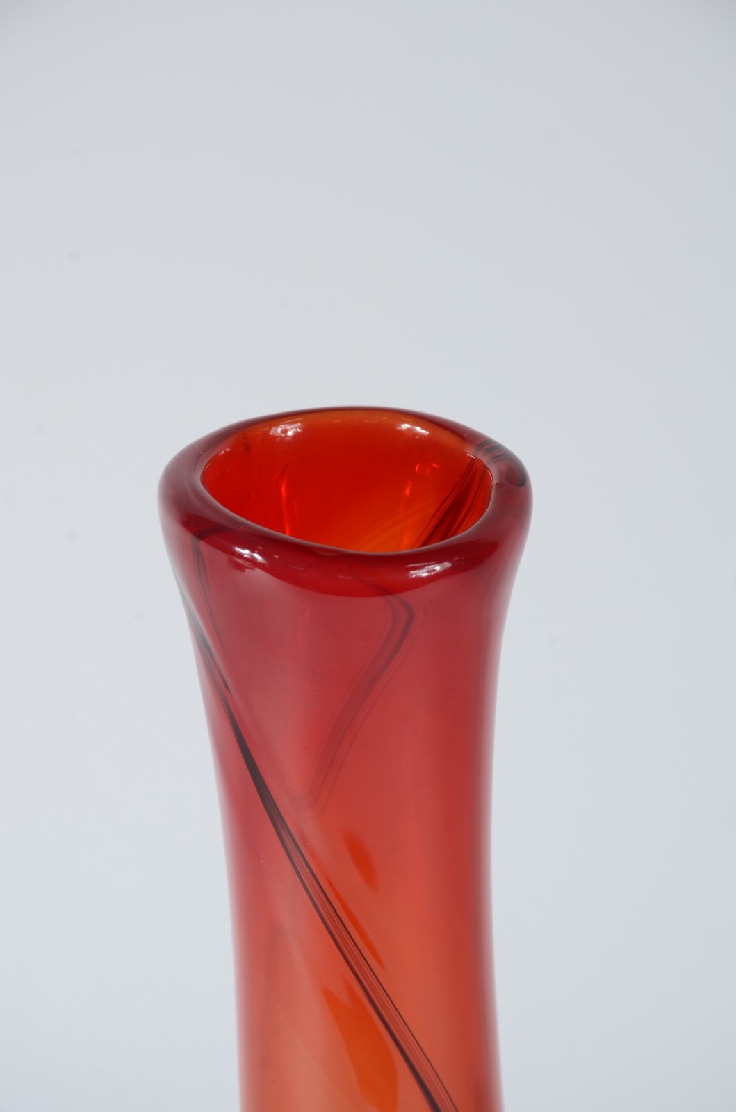 Vaso de vidro decorativo cor ambar degradé com "serpentinas" escuras. - foto 2 de 4