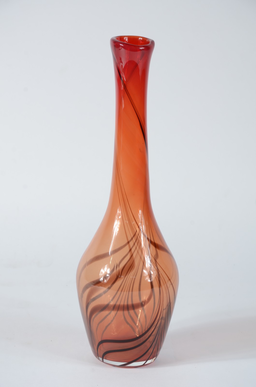 Vaso de vidro decorativo cor ambar degradé com "serpentinas" escuras. - foto 4 de 4