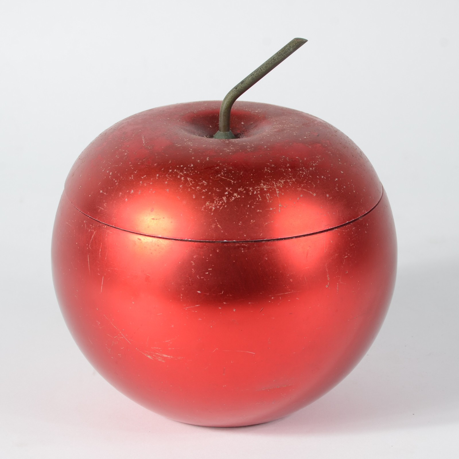 Balde para gelo de metal vermelho na forma de maçã, anos 60... - foto 1 de 6