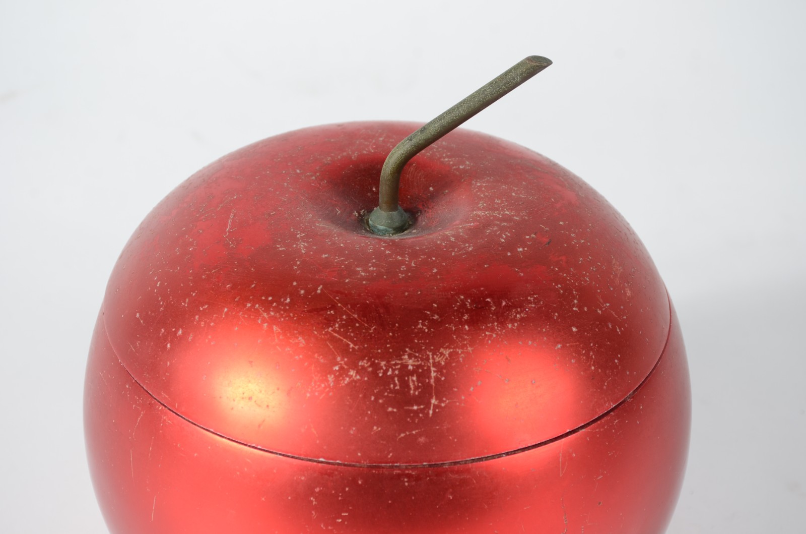 Balde para gelo de metal vermelho na forma de maçã, anos 60... - foto 2 de 6