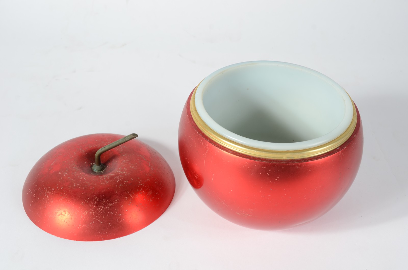 Balde para gelo de metal vermelho na forma de maçã, anos 60... - foto 3 de 6