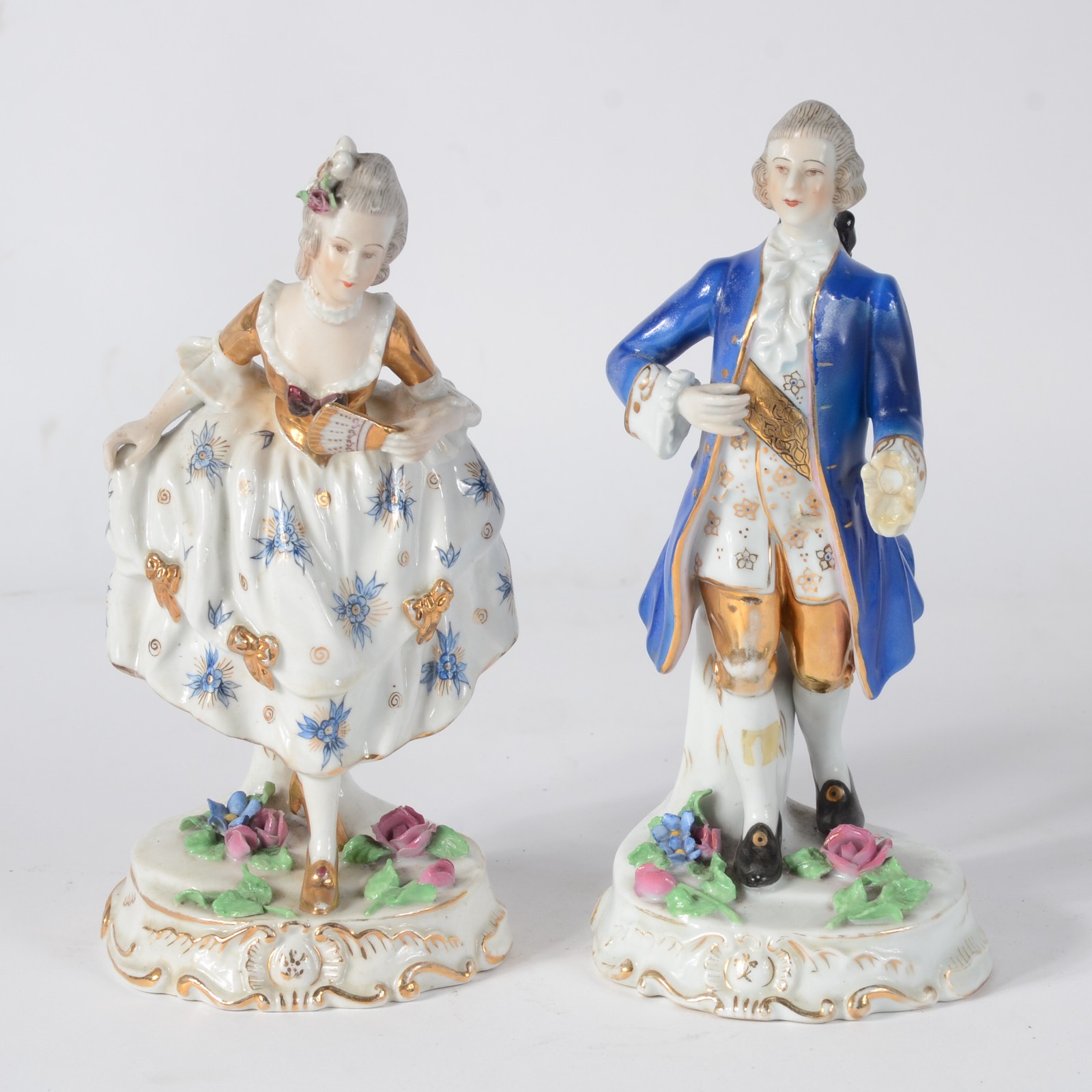 Par de estatuetas de porcelana policromada representando casal de... - foto 1 de 7