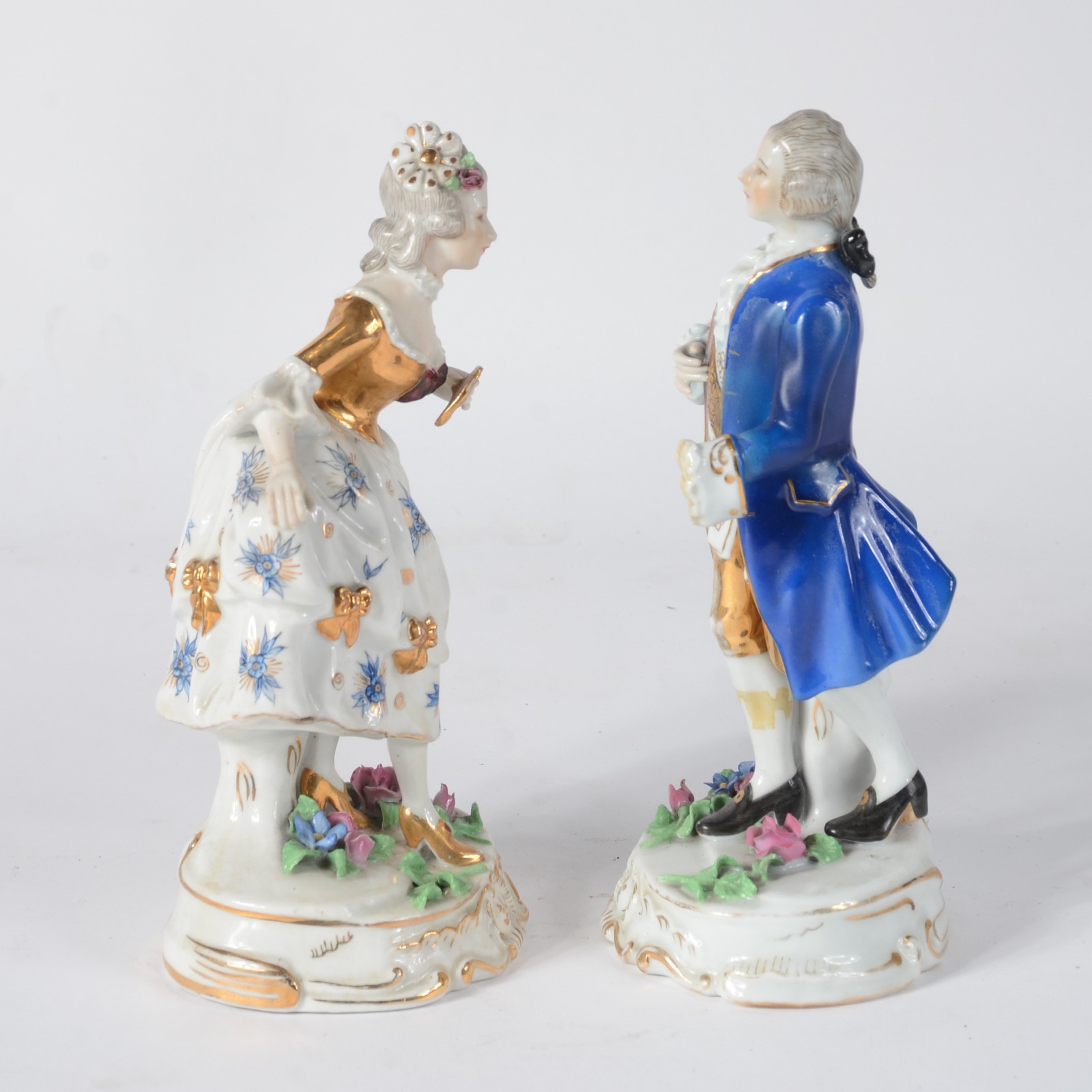 Par de estatuetas de porcelana policromada representando casal de... - foto 3 de 7