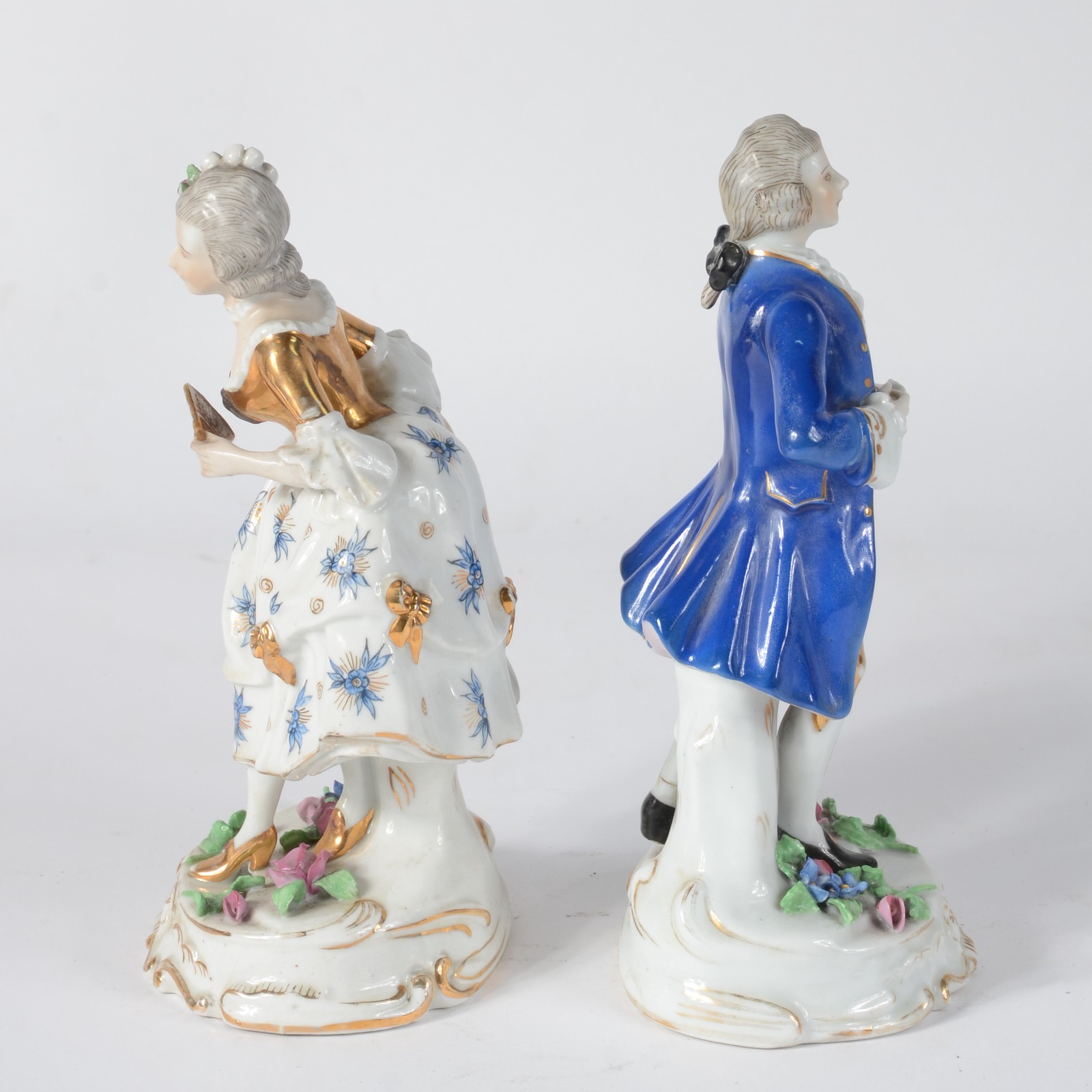 Par de estatuetas de porcelana policromada representando casal de... - foto 4 de 7