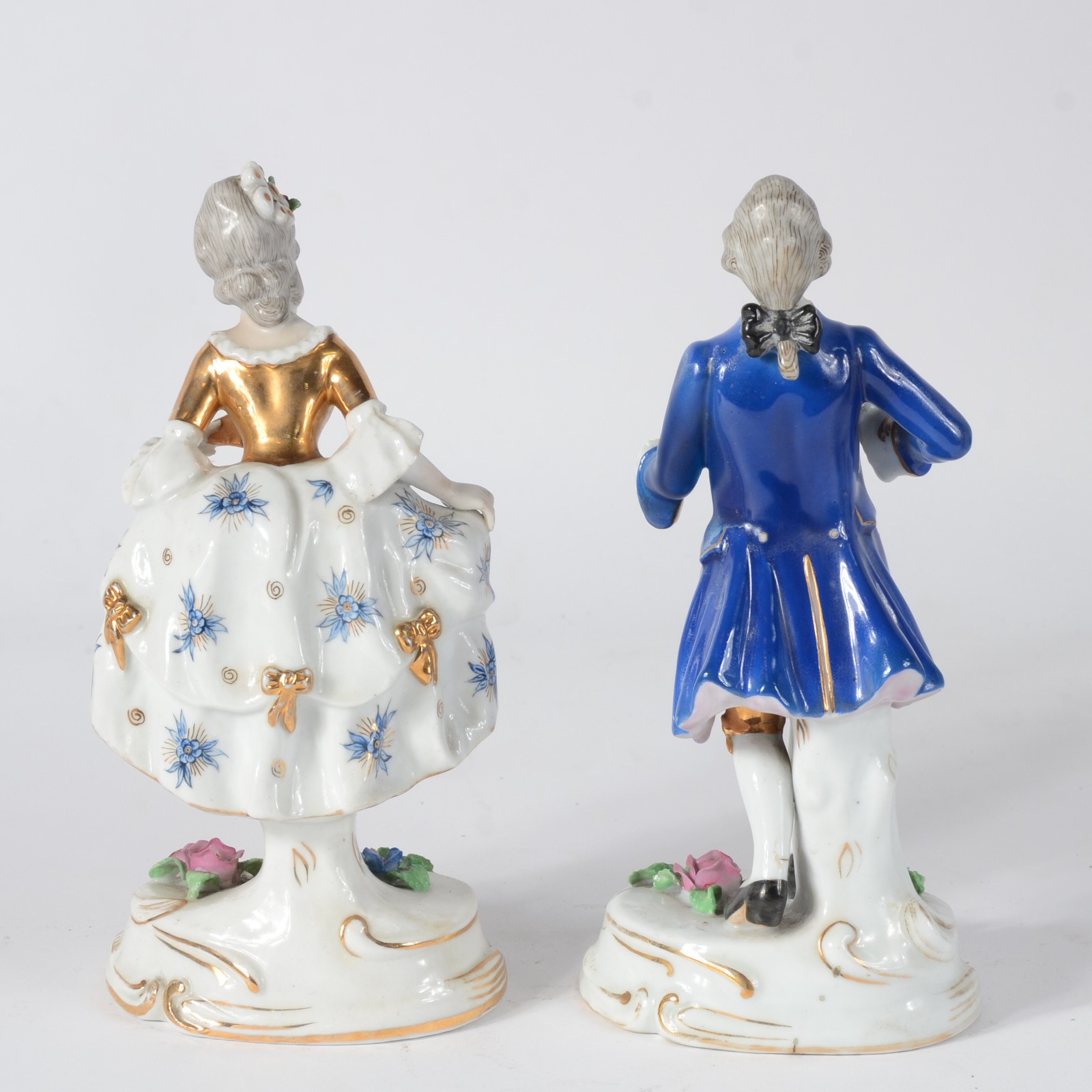Par de estatuetas de porcelana policromada representando casal de... - foto 5 de 7