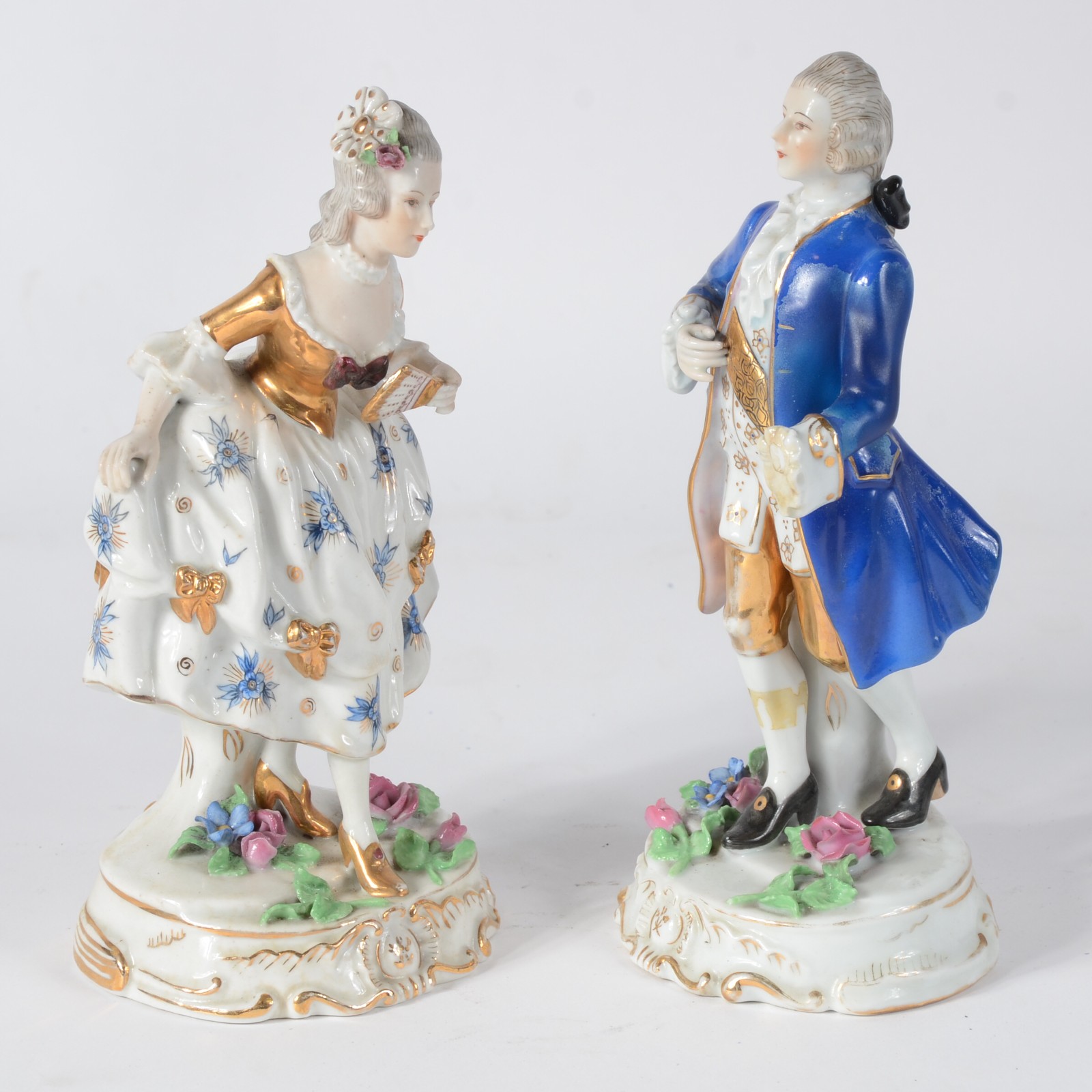 Par de estatuetas de porcelana policromada representando casal de... - foto 2 de 7