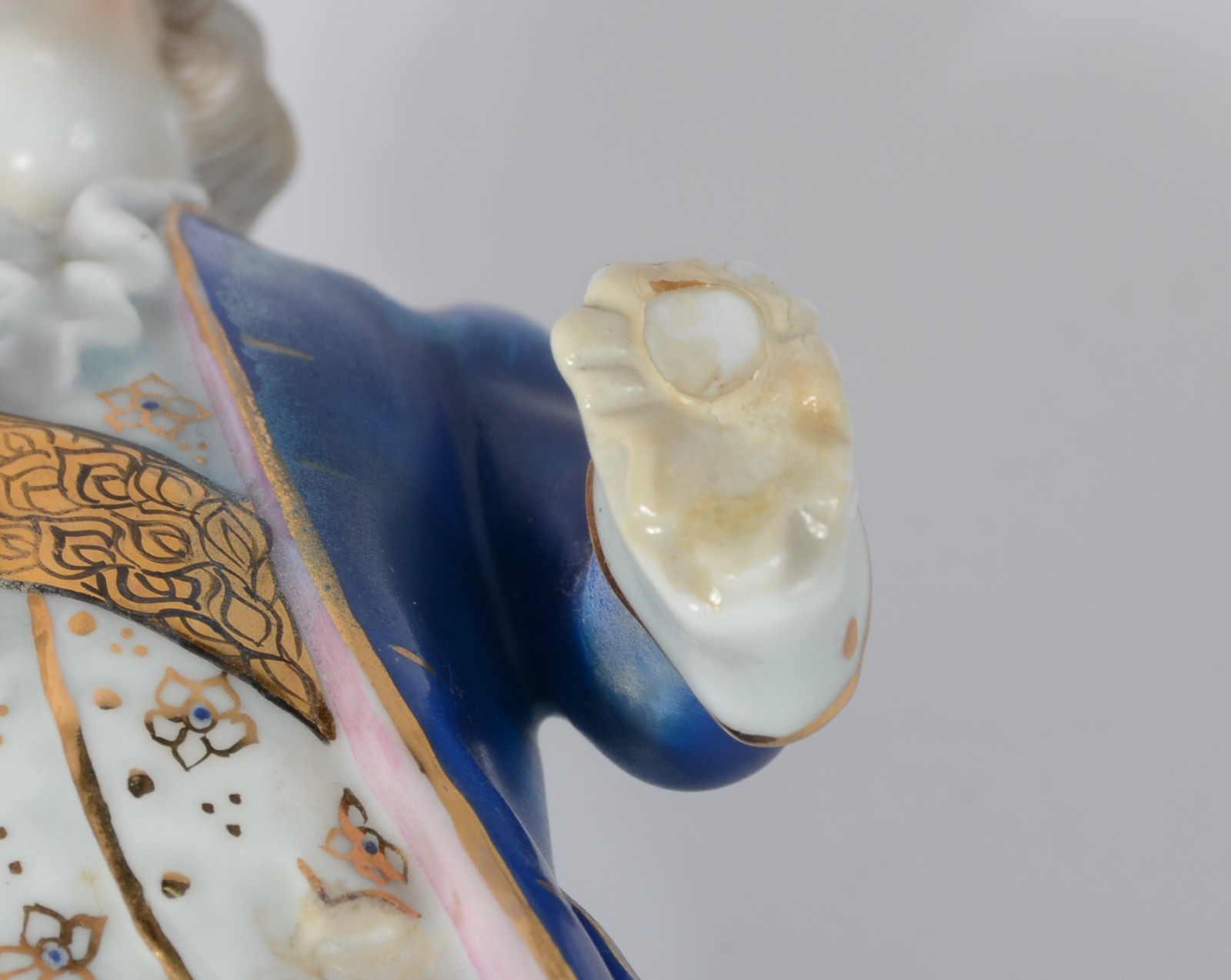 Par de estatuetas de porcelana policromada representando casal de... - foto 6 de 7