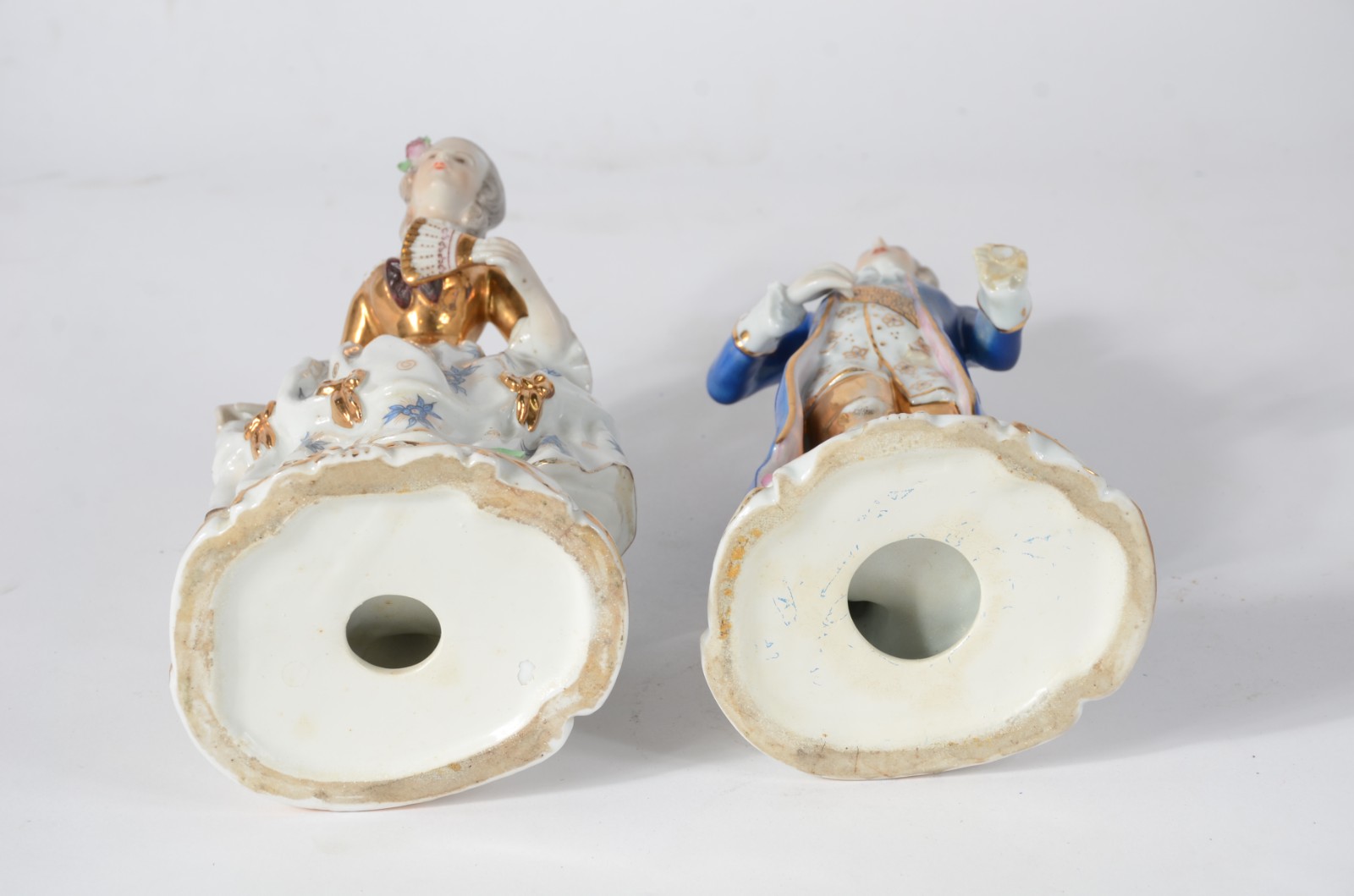 Par de estatuetas de porcelana policromada representando casal de... - foto 7 de 7