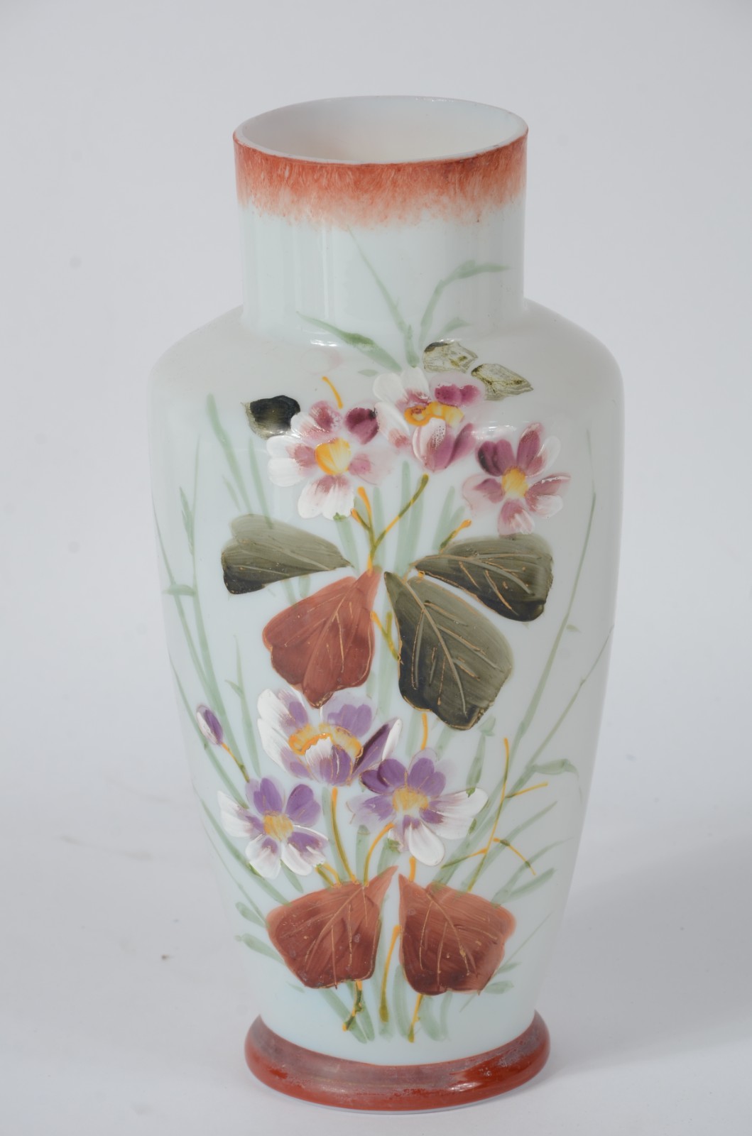 Vaso de opalina branca com flores em policromia - foto 1 de 4