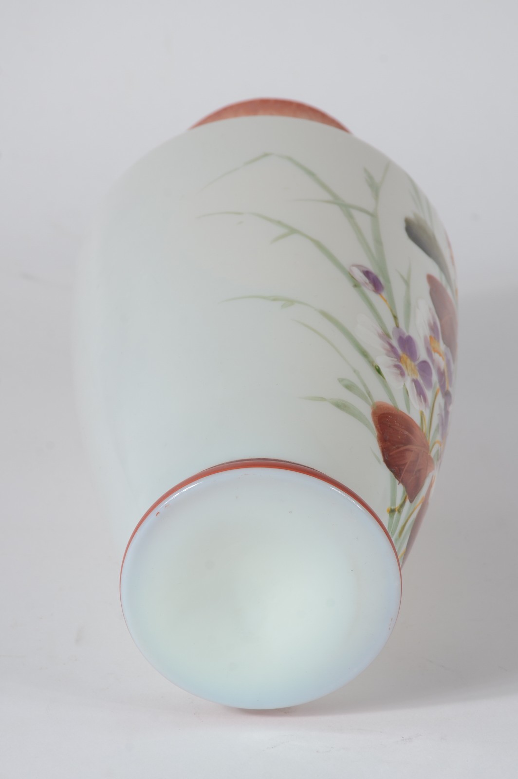 Vaso de opalina branca com flores em policromia - foto 3 de 4