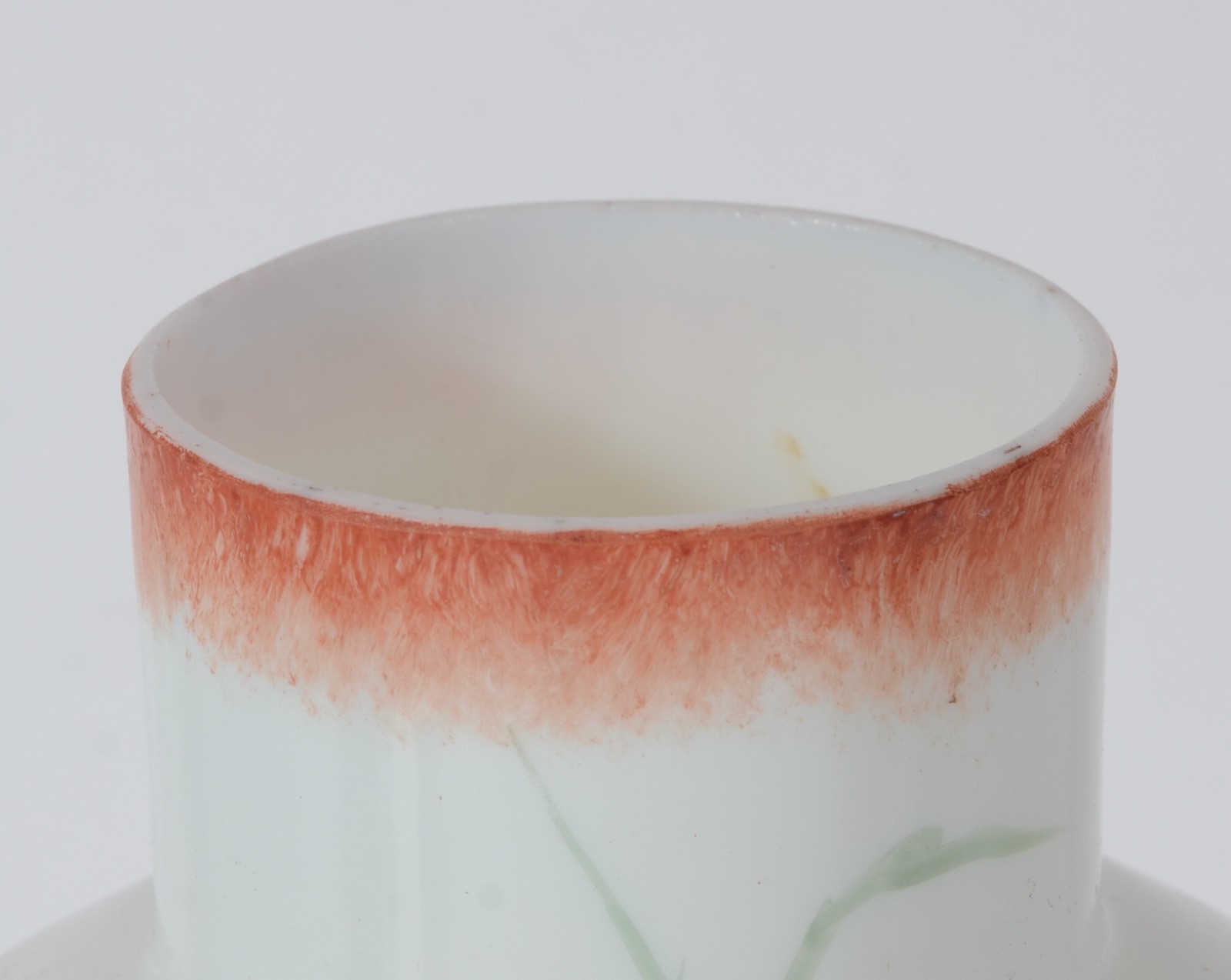 Vaso de opalina branca com flores em policromia - foto 4 de 4