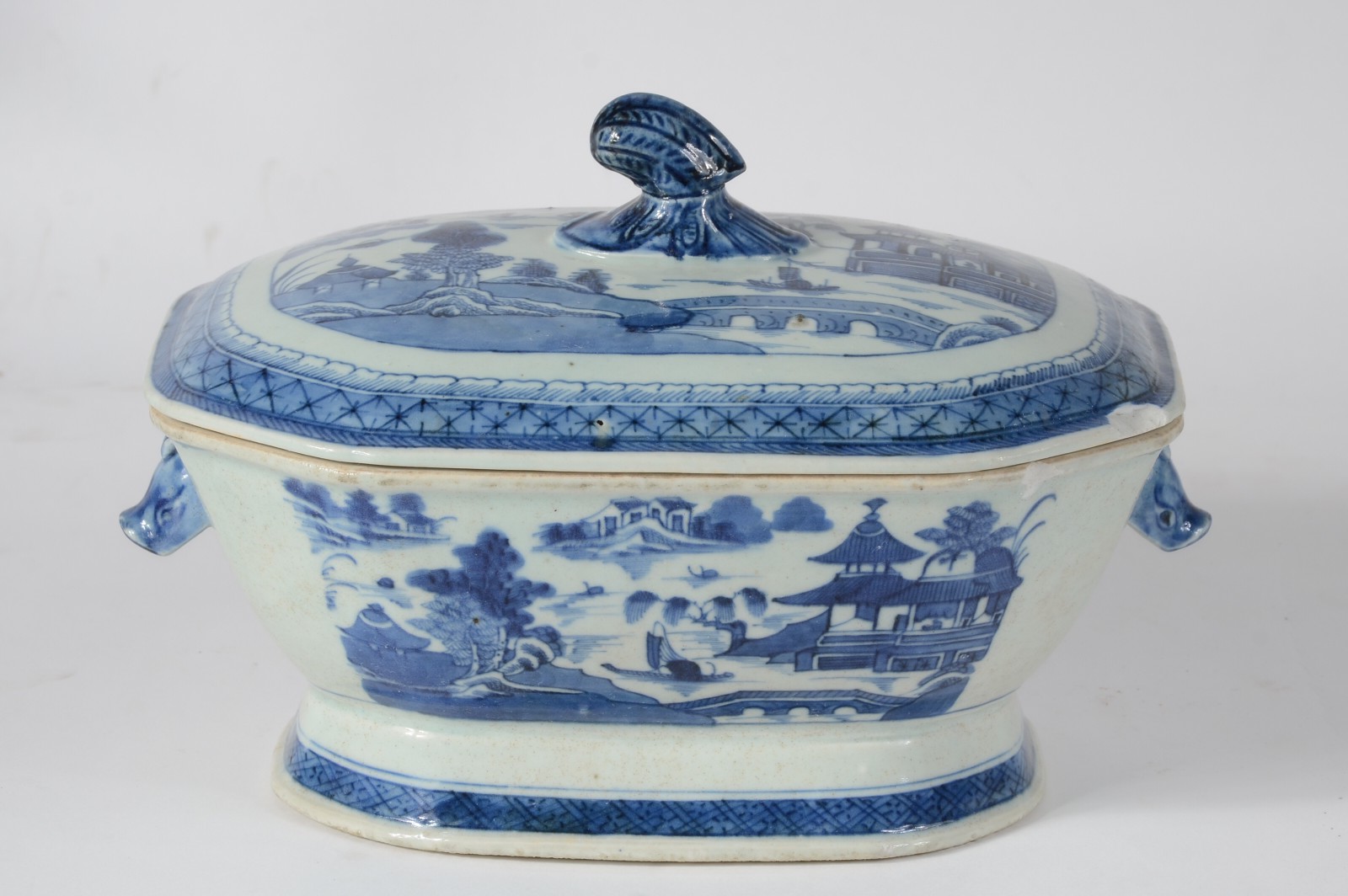 Sopeira de porcelana "Macau" azul e branca, fundo com fios de cabelo... - foto 1 de 8