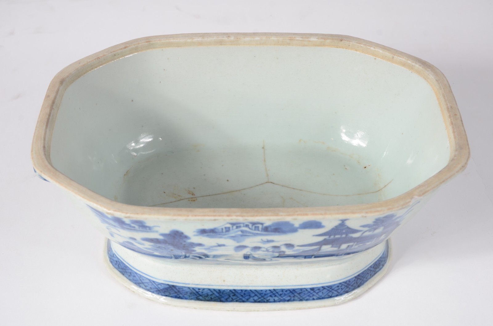 Sopeira de porcelana "Macau" azul e branca, fundo com fios de cabelo... - foto 2 de 8