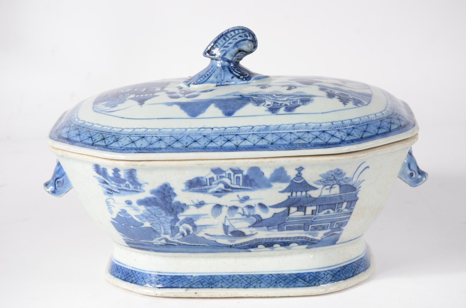Sopeira de porcelana "Macau" azul e branca, fundo com fios de cabelo... - foto 4 de 8