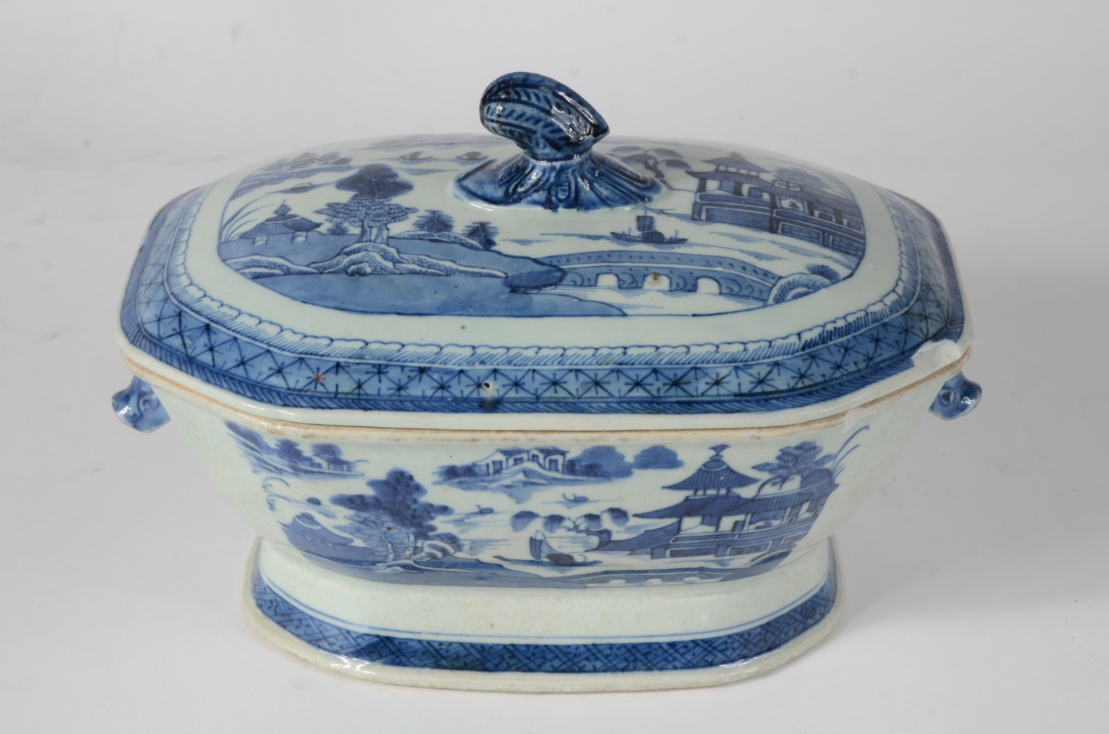 Sopeira de porcelana "Macau" azul e branca, fundo com fios de cabelo... - foto 5 de 8