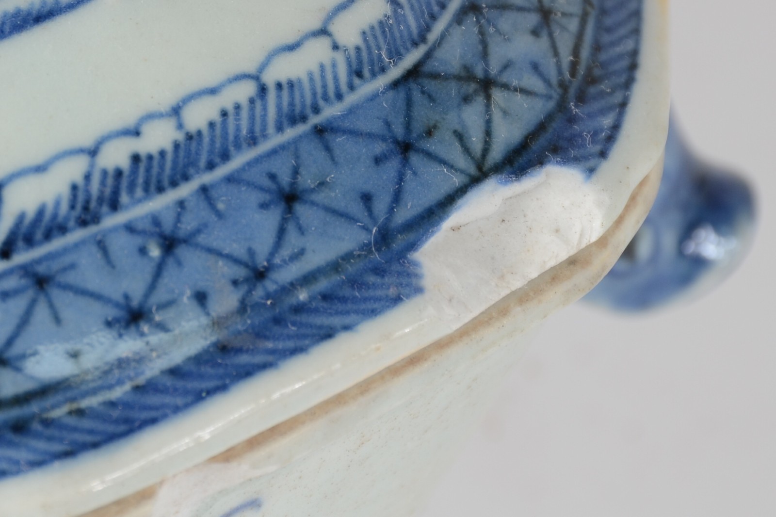 Sopeira de porcelana "Macau" azul e branca, fundo com fios de cabelo... - foto 7 de 8