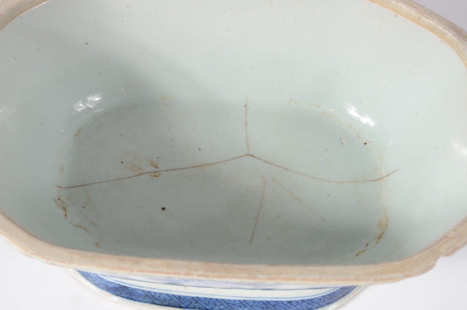 Sopeira de porcelana "Macau" azul e branca, fundo com fios de cabelo... - foto 8 de 8