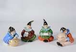 Conjunto com 4 esculturas de porcelana policrom... - Conjunto com 4 esculturas de porcelana policromada representando palhaços