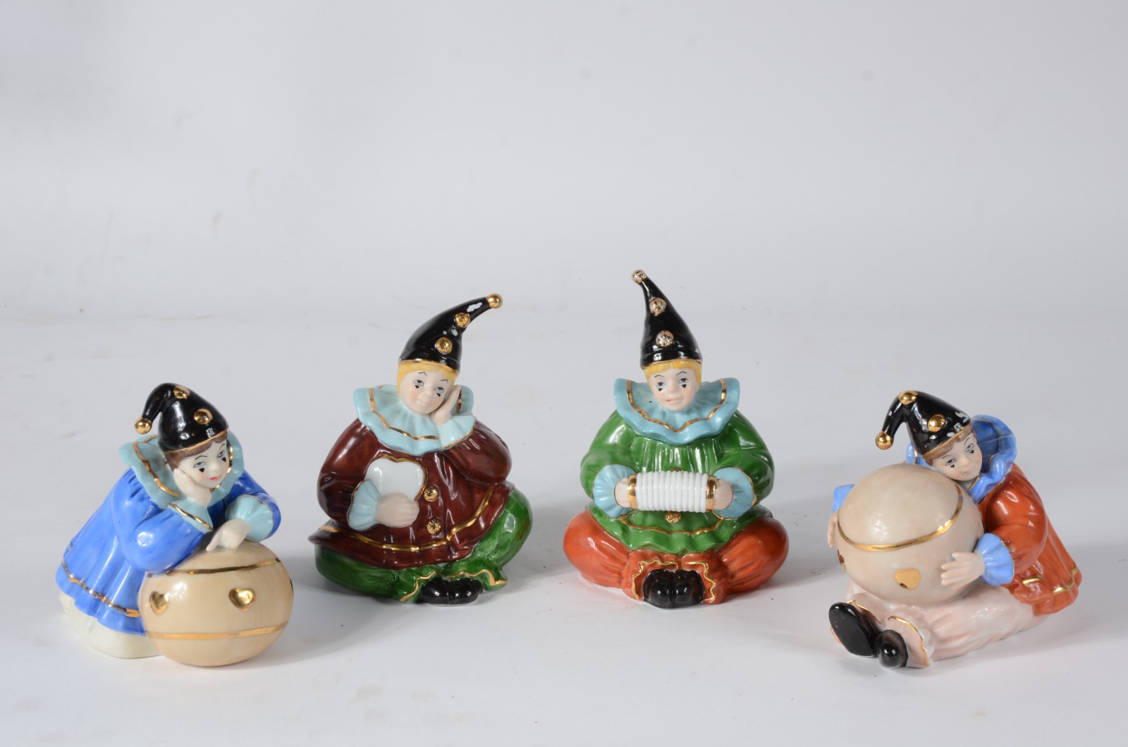 Conjunto com 4 esculturas de porcelana policromada representando... - foto 1 de 8