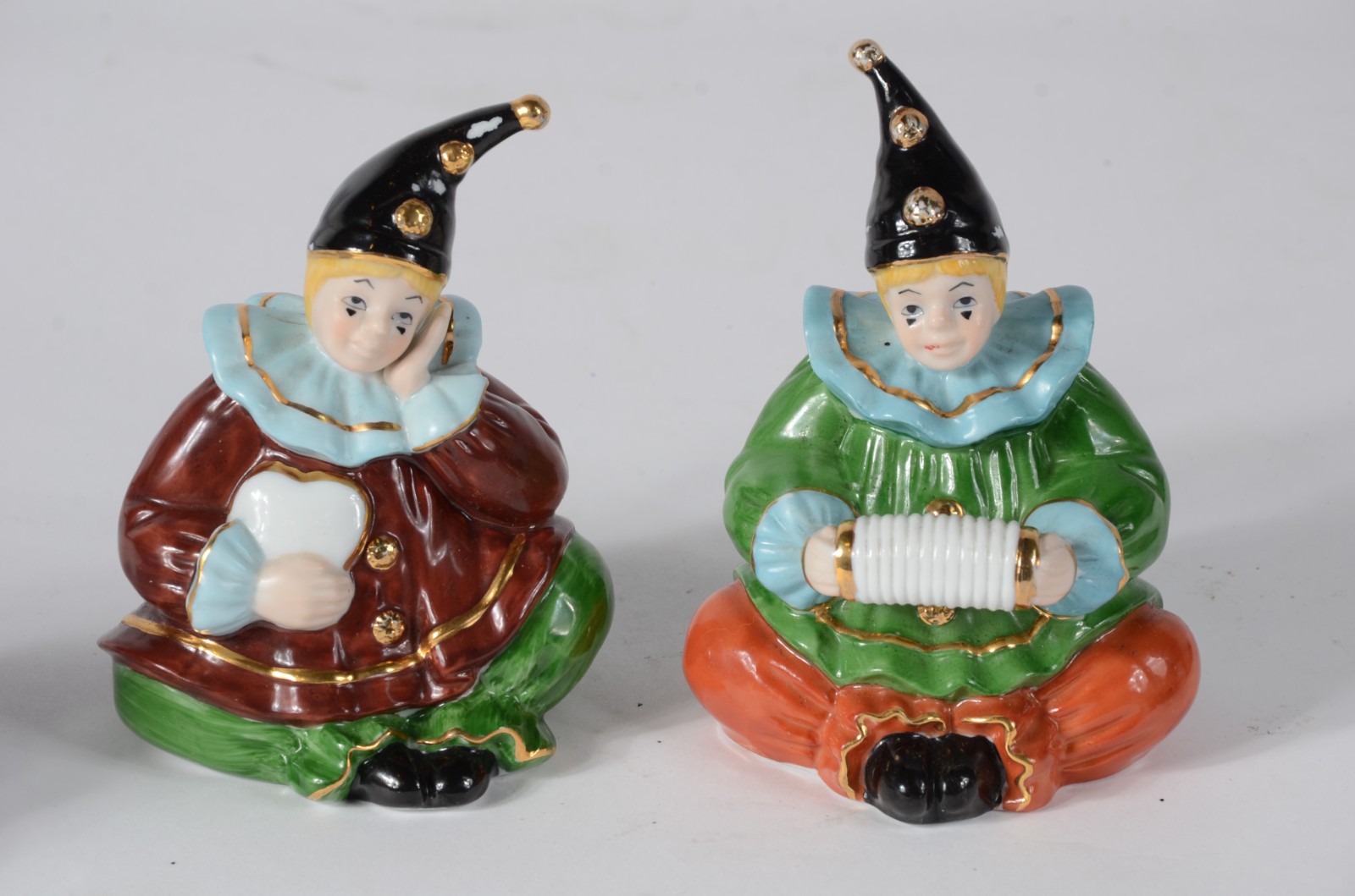 Conjunto com 4 esculturas de porcelana policromada representando... - foto 2 de 8