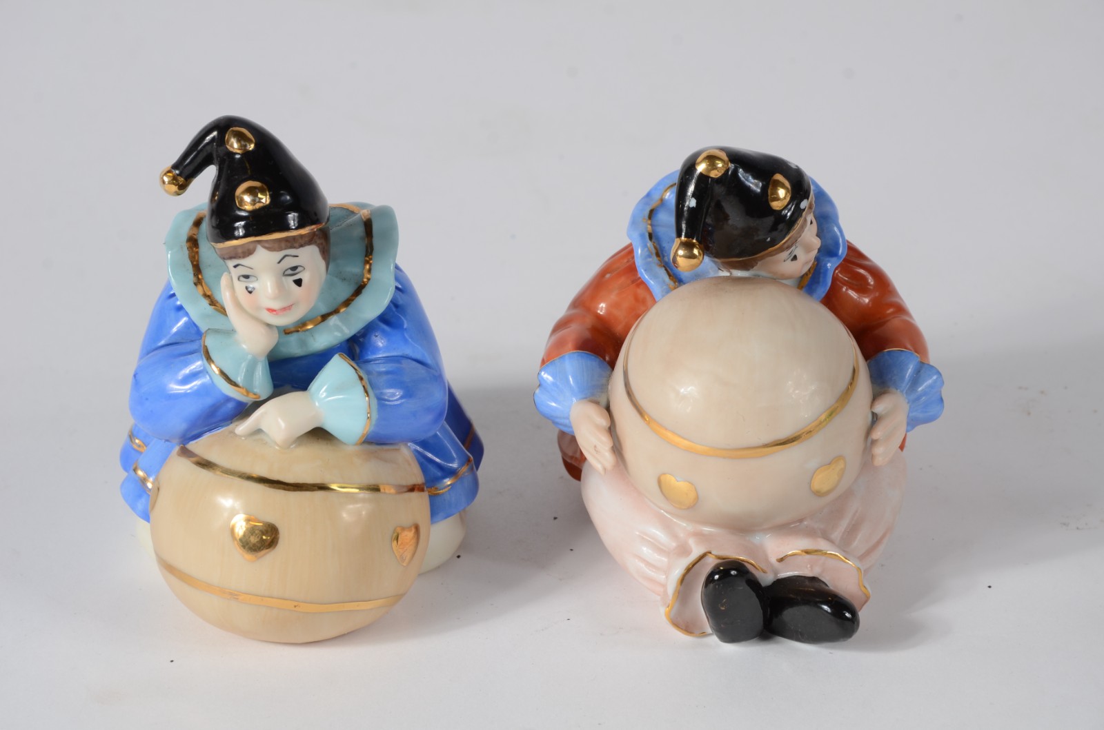 Conjunto com 4 esculturas de porcelana policromada representando... - foto 3 de 8