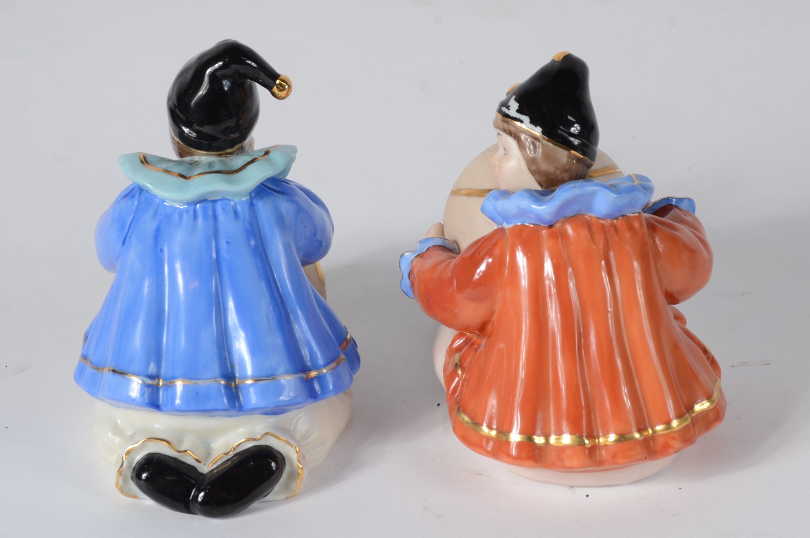 Conjunto com 4 esculturas de porcelana policromada representando... - foto 4 de 8