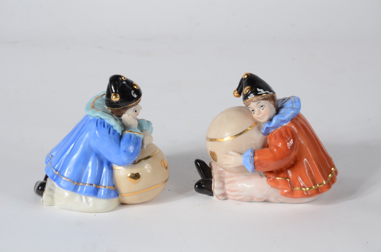 Conjunto com 4 esculturas de porcelana policromada representando... - foto 6 de 8