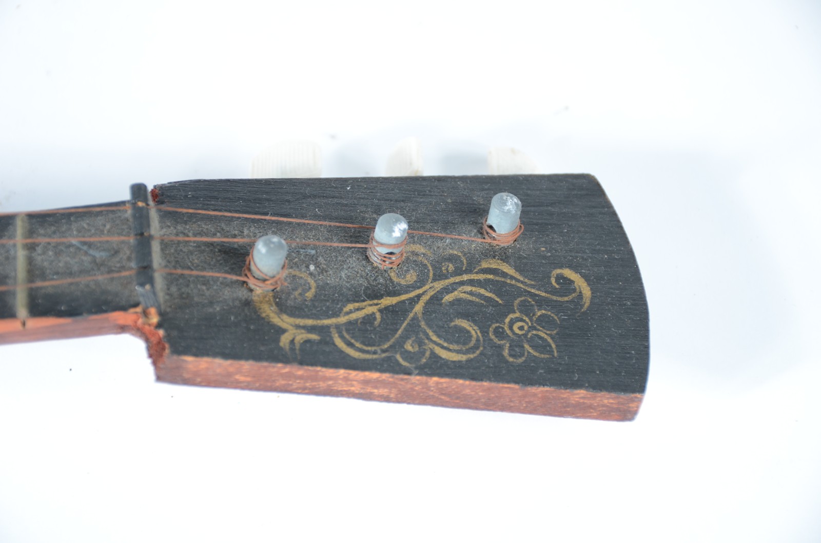 Instrumento musical a cordas, decorativo, em madeira policromada... - foto 2 de 7