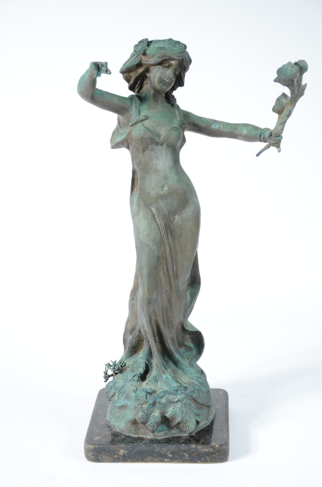 Estatueta de petit bronze representando figura feminina segurando... - foto 1 de 7