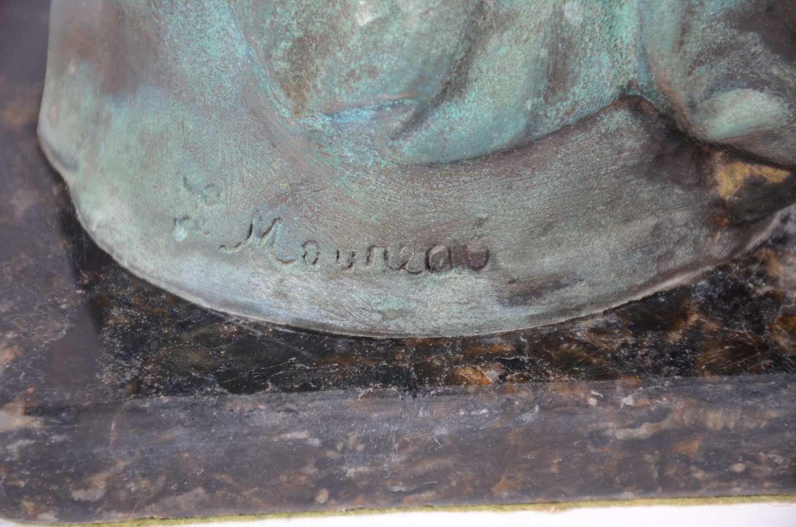 Estatueta de petit bronze representando figura feminina segurando... - foto 4 de 7