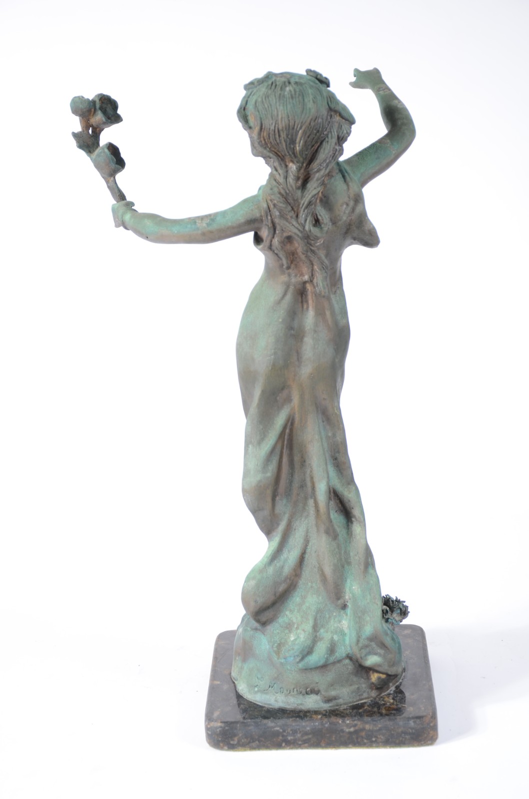 Estatueta de petit bronze representando figura feminina segurando... - foto 6 de 7