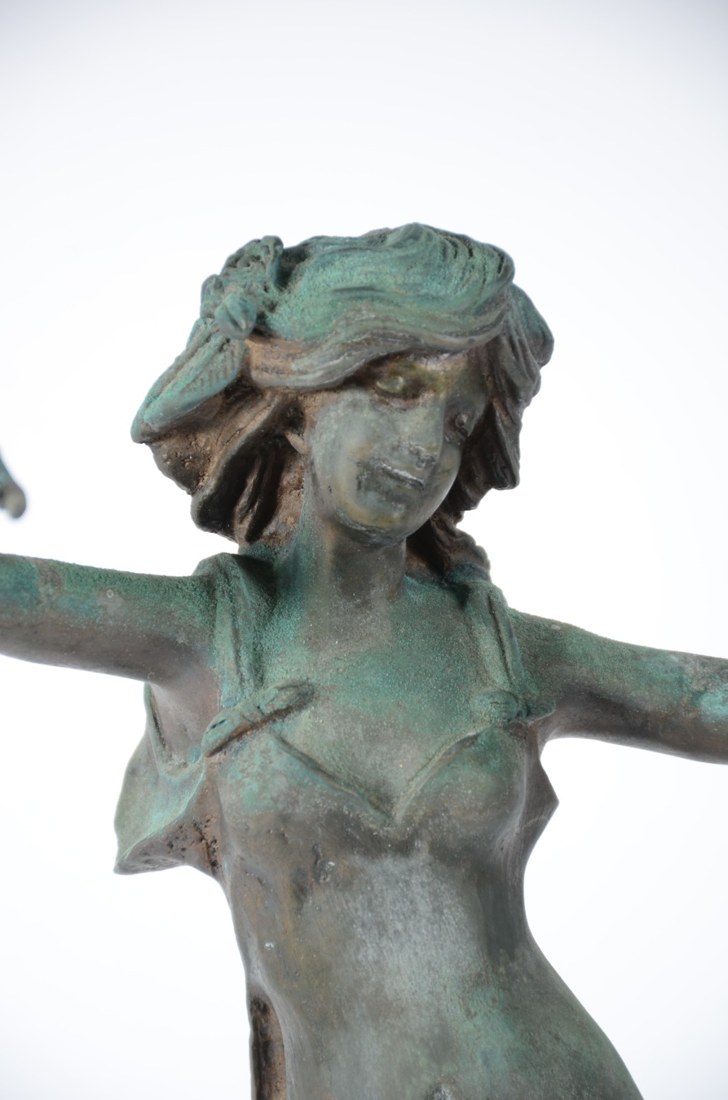 Estatueta de petit bronze representando figura feminina segurando... - foto 2 de 7