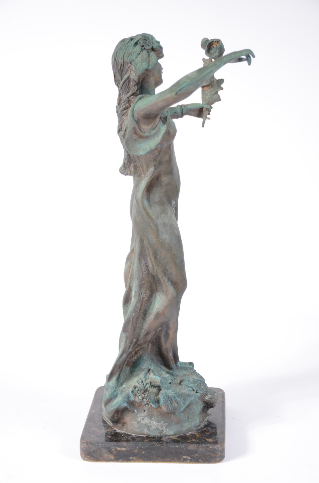Estatueta de petit bronze representando figura feminina segurando... - foto 7 de 7