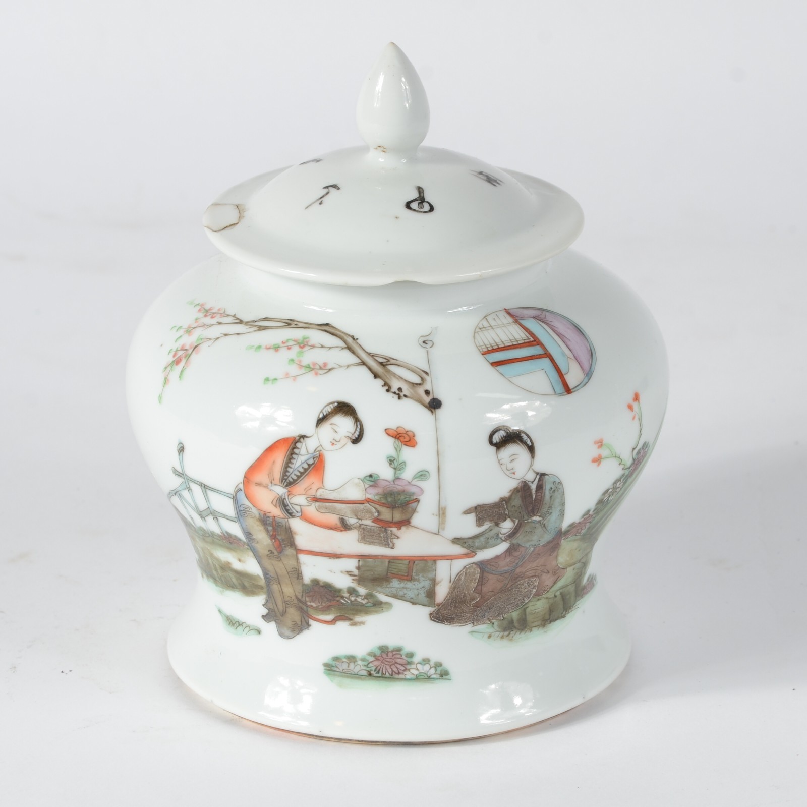 Pequeno potiche de porcelana oriental decorado com gueixas em... - foto 1 de 5