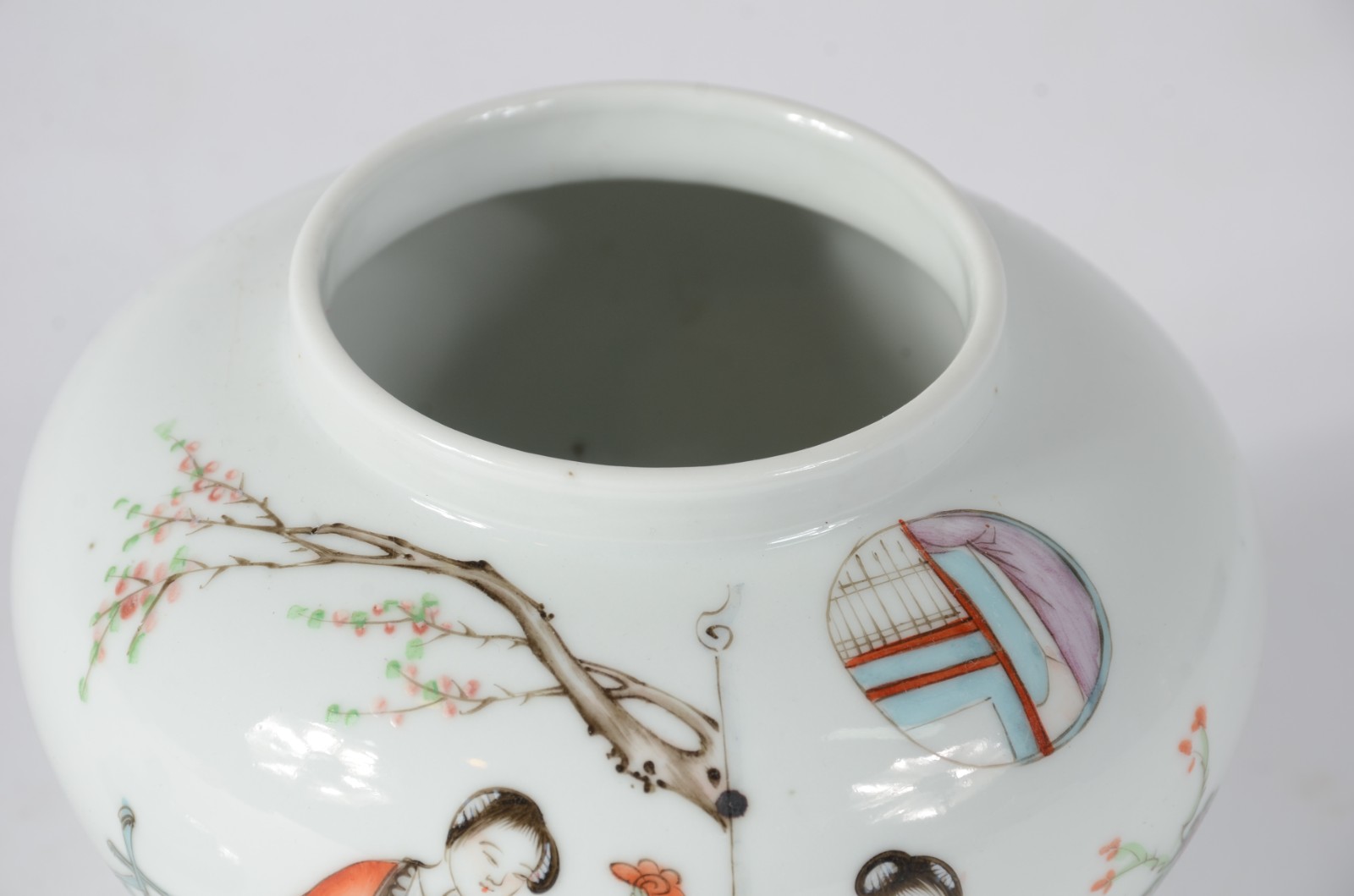 Pequeno potiche de porcelana oriental decorado com gueixas em... - foto 2 de 5