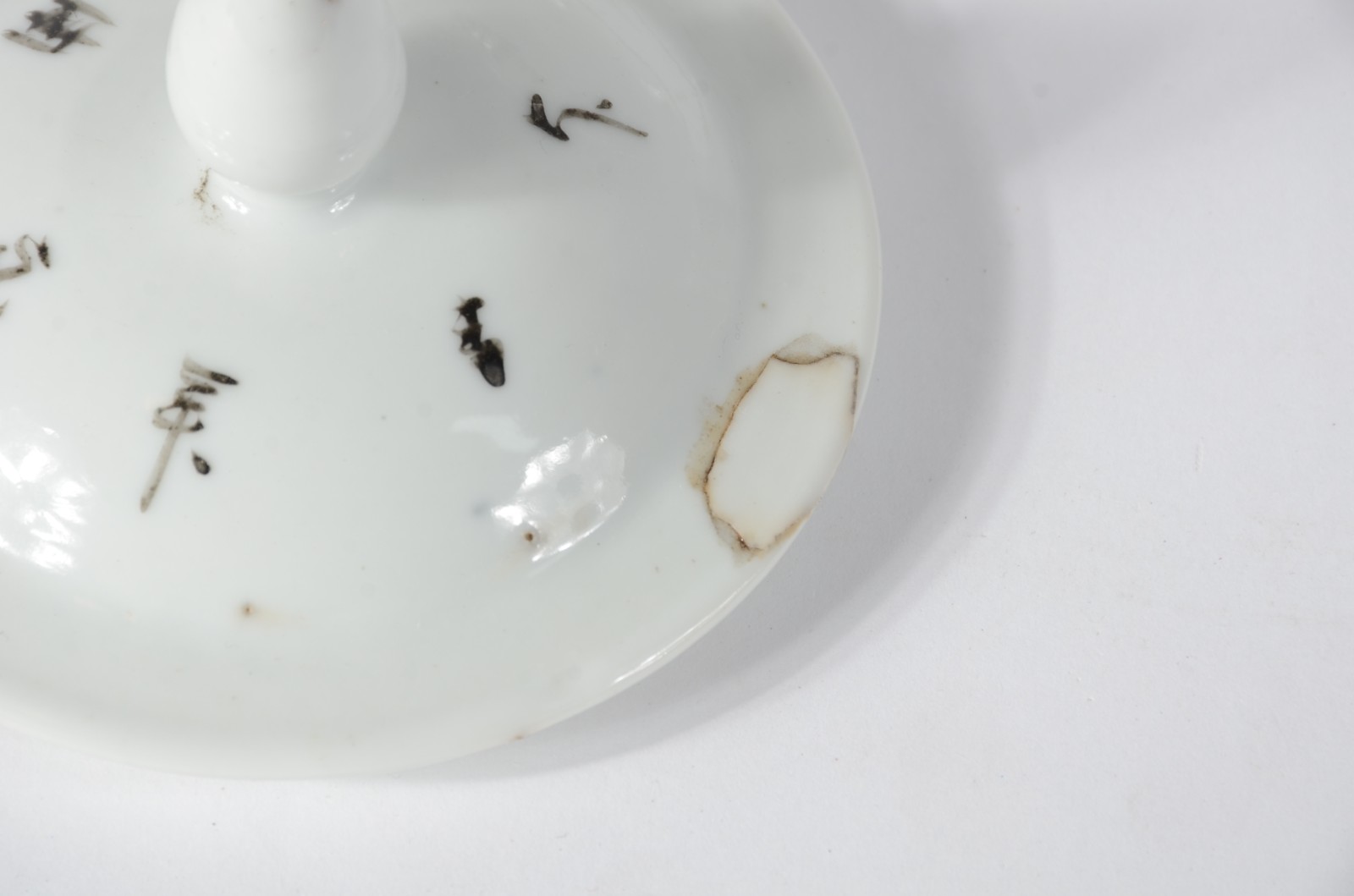 Pequeno potiche de porcelana oriental decorado com gueixas em... - foto 4 de 5