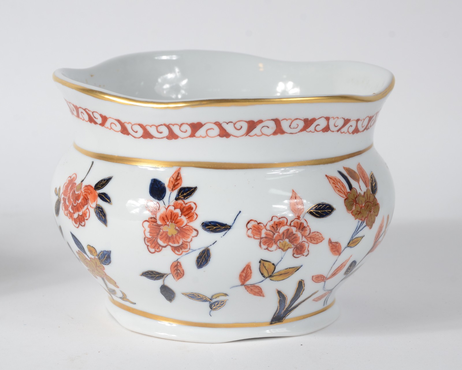 Tres peças de porcelana pintadas a mão, sendo: cachepot com prato... - foto 2 de 5