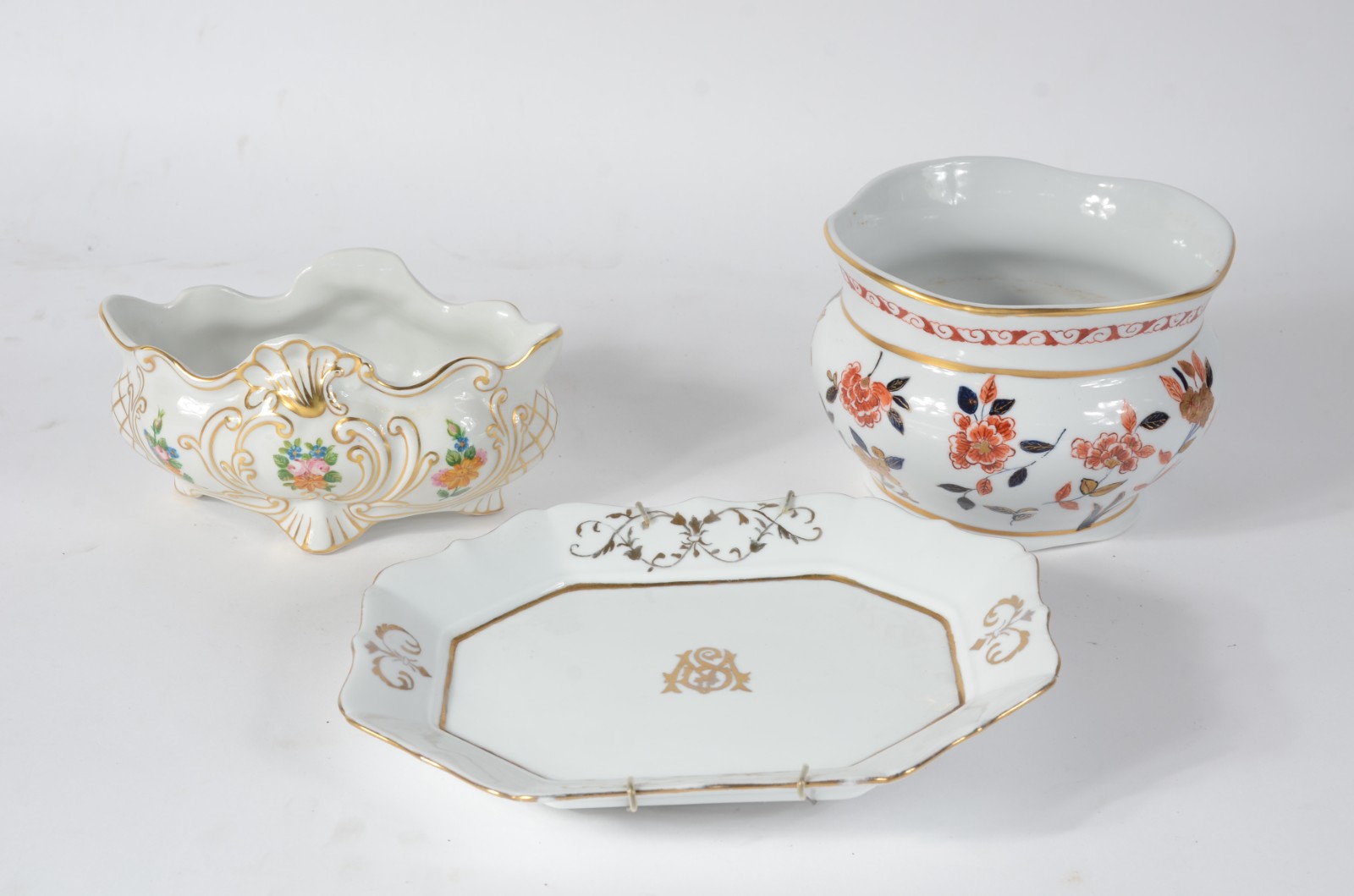 Tres peças de porcelana pintadas a mão, sendo: cachepot com prato... - foto 1 de 5