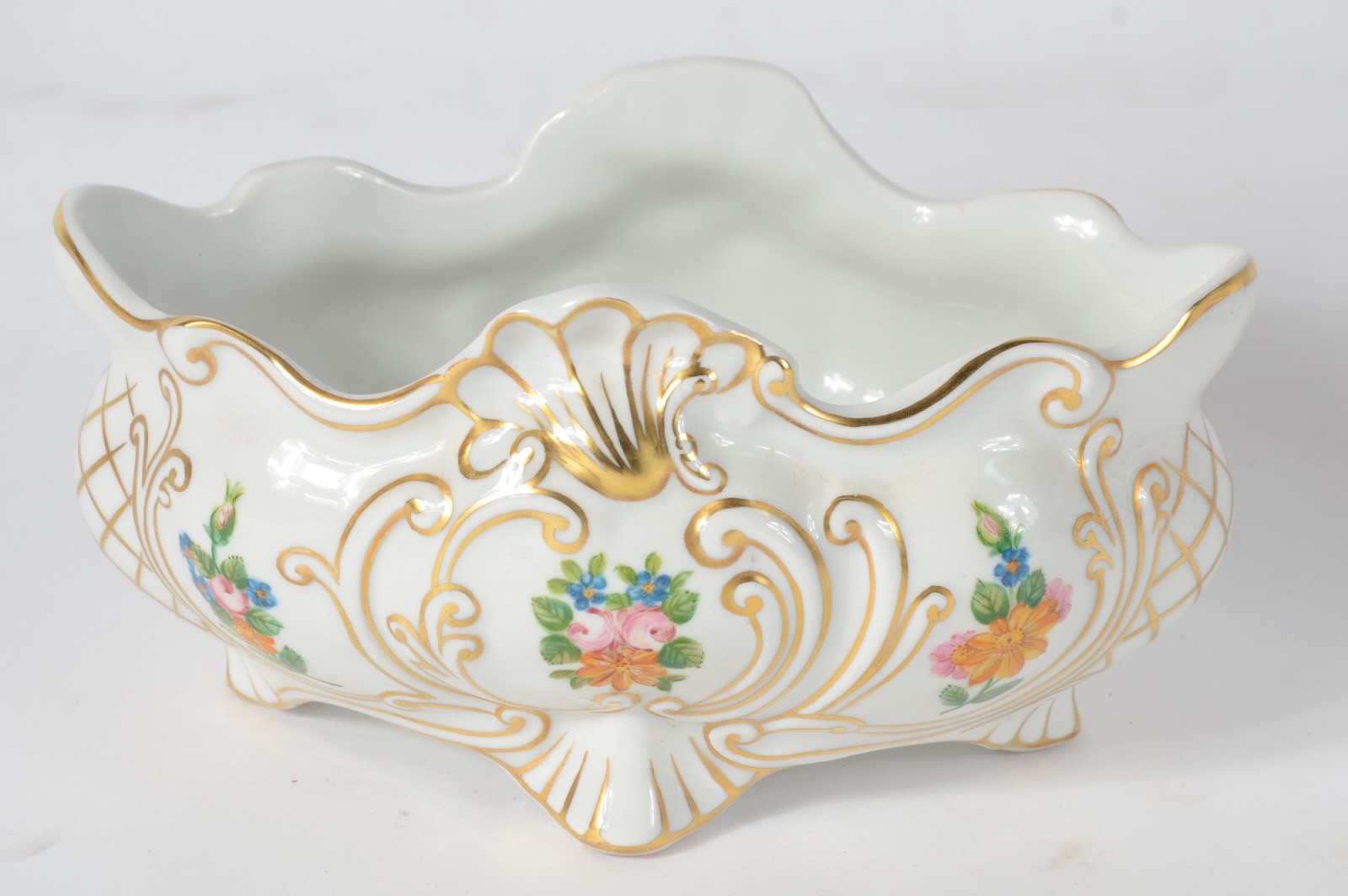 Tres peças de porcelana pintadas a mão, sendo: cachepot com prato... - foto 3 de 5