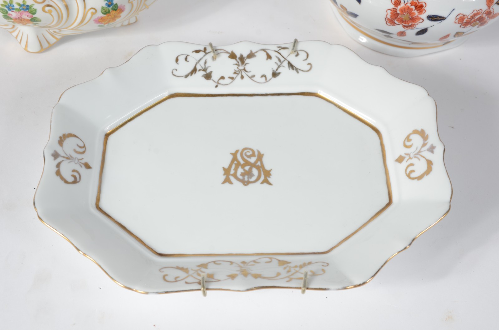 Tres peças de porcelana pintadas a mão, sendo: cachepot com prato... - foto 4 de 5
