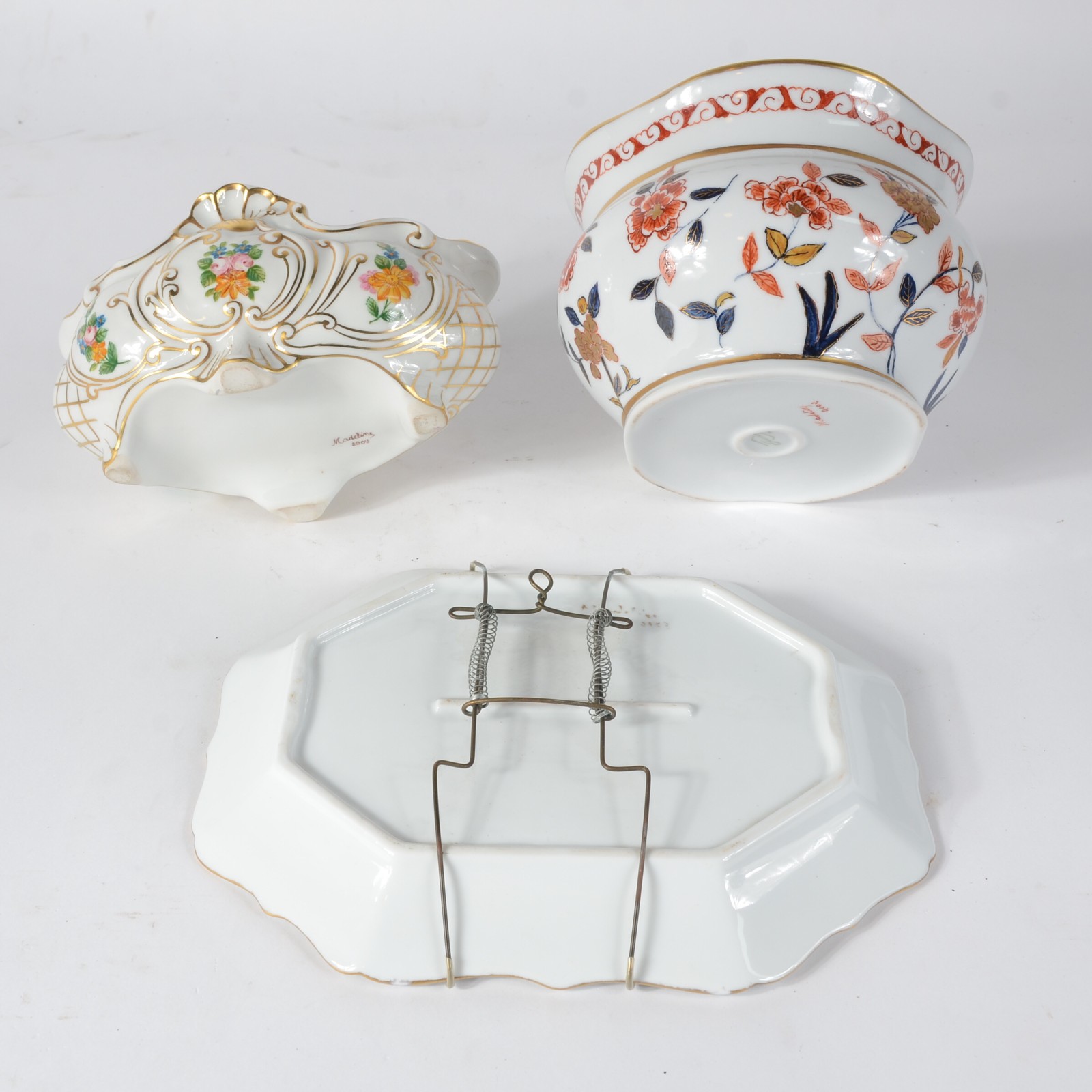 Tres peças de porcelana pintadas a mão, sendo: cachepot com prato... - foto 5 de 5