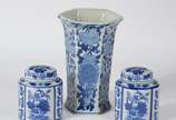 Conjunto com 3 peças de porcelana oriental azul... - Conjunto com 3 peças de porcelana oriental azul e branca, sendo vaso e par de pequenos potiches "porta chá"