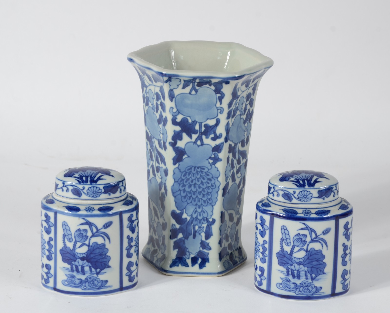 Conjunto com 3 peças de porcelana oriental azul e branca, sendo vaso... - foto 1 de 6